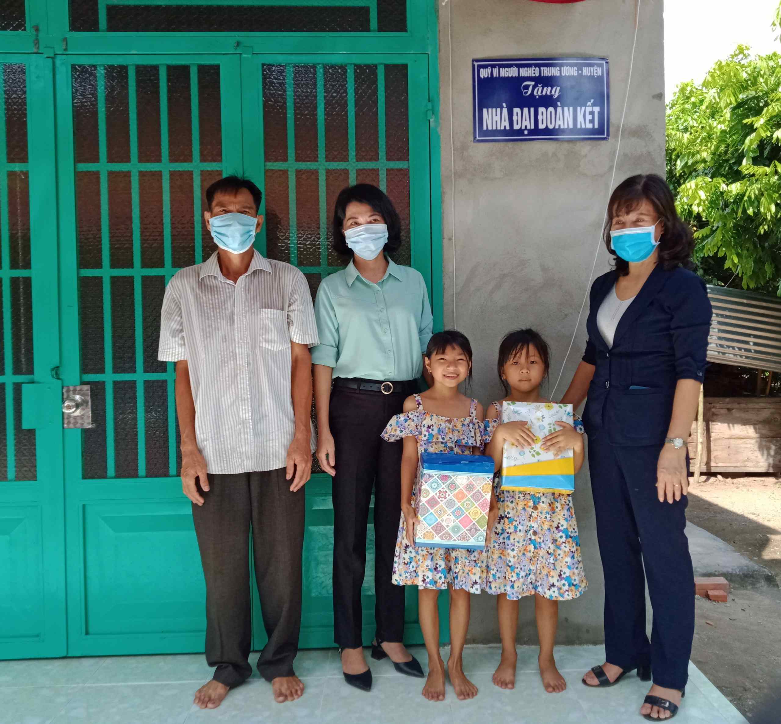 UBND huyện Dương Minh Châu trao tặng 02 nhà Đại đoàn kết cho hộ cận nghèo 